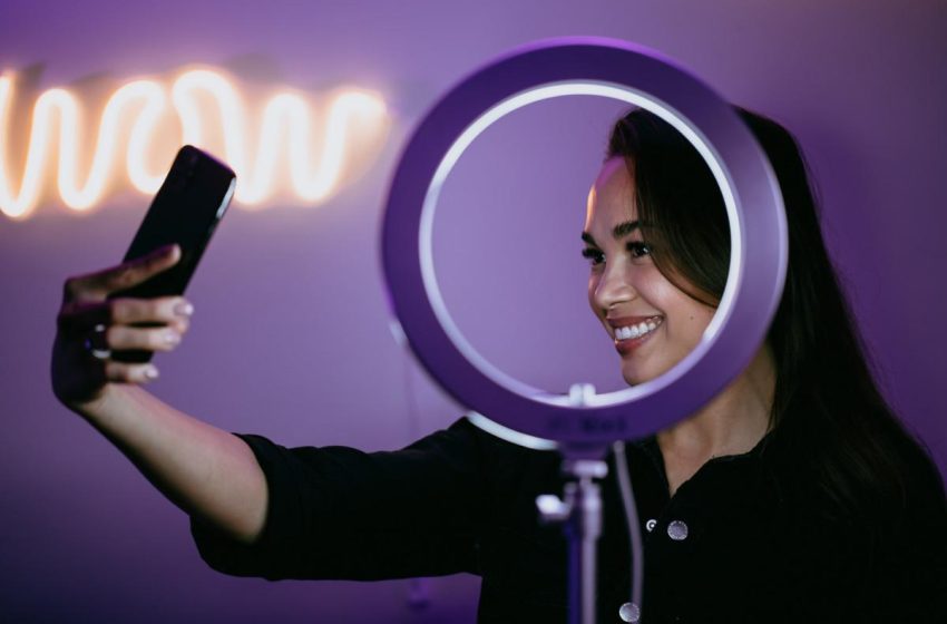 How To Use A Selfie Ring Light To Get Better Photos?